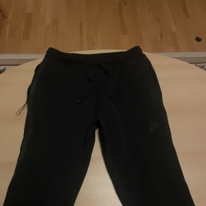 Nike tech byxor - Svarta Nike tech byxor, aldrig använda och lappen kvar