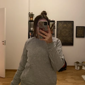 Adidas hoodie  - Skön och i fint skick, passar som storlek S