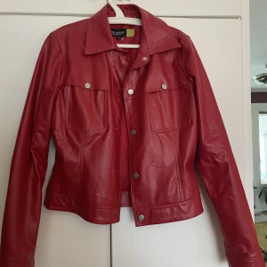 Skinnjacka - Svincool röd skinnjacka. Från vero Moda. 