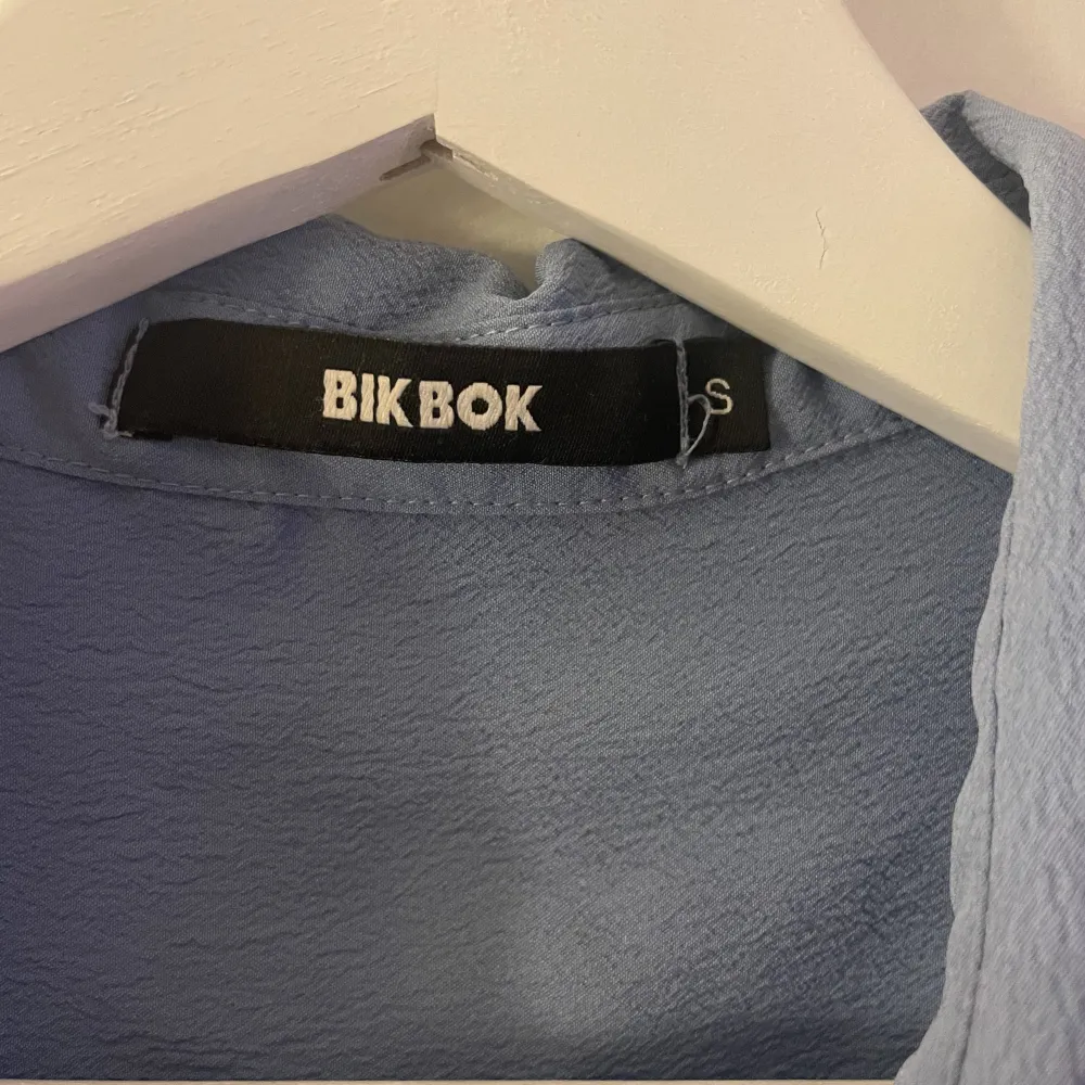 En kort blå skjorta från Bikbok.  Använd 1-2 gånger. . Blusar.