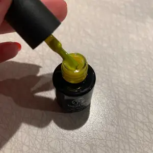 Ett fint gel nagellack från Beetles i färgen gul (337) Används under uv/ledd lampa. Fick med det när jag köpte andra gellack och tycker inte att jag passar i färgen tyvärr. Aldrig testat, helt oanvänt. Jag står för frakt! (Rabatt vid köp av fler)