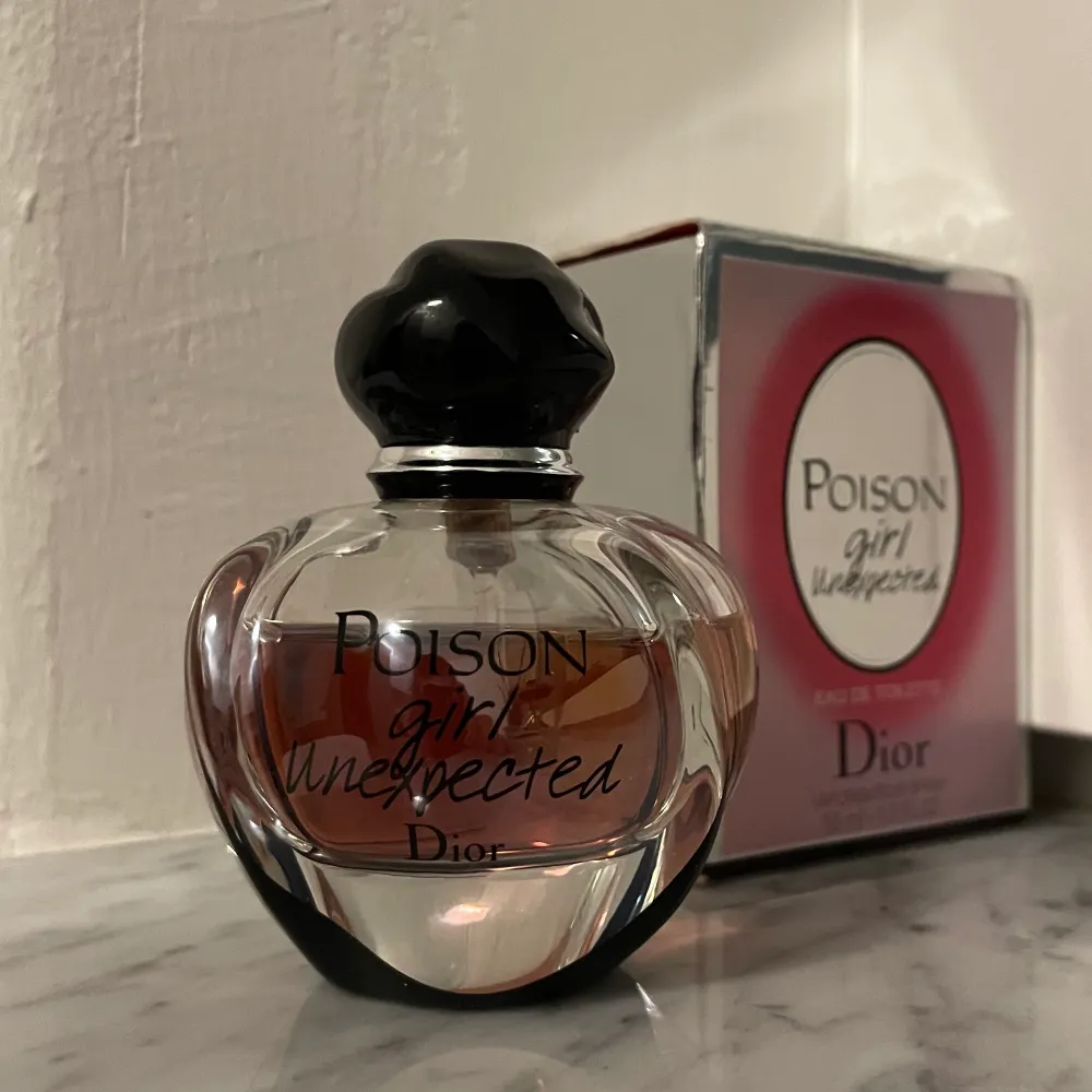 Dior Poison - Girl Unexpected 50ml En söt vanilj-citrus parfym som håller länge! Kommer med originalförpackningen. Inköpt på kicks för drygt 900 . Accessoarer.