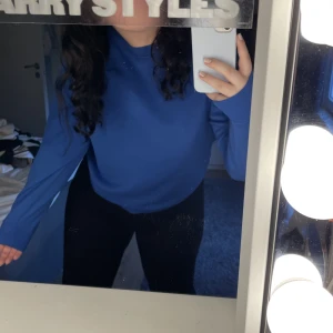 Blå Sweatshirt JJXX - Storlek: M/38 Skick: Använd 2-3 gånger Originalpris: 199kr  ❗️Sweatshirten kan vara mer croppad än vad vanliga tröjor brukar vara❗️