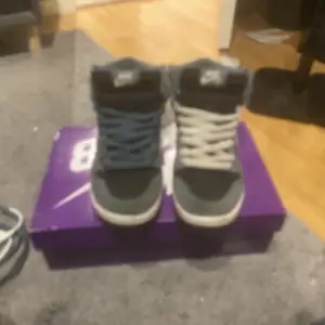 Tja säljer ett par äkta Nike sb dunk high PRO suede i strl 38,5 kan tänka mig lägre pris vid snabb affär 