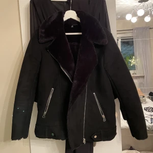 Fodrad bikerjacka - Fodrad bikerjacka från hm❣️  170 kr för jackan och frakten
