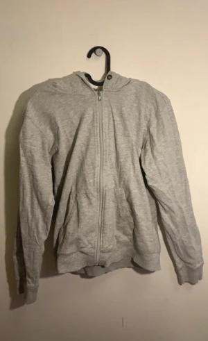 Luvtröja  - Grå långärmad luvtröja, fin, basic.