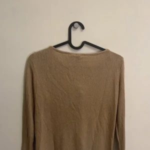 Bekväm tröja med snöre - Långärmad beige/brun tröja ger en höst känsla, gullig. Snöret får du såklart gratis i tröjan. 