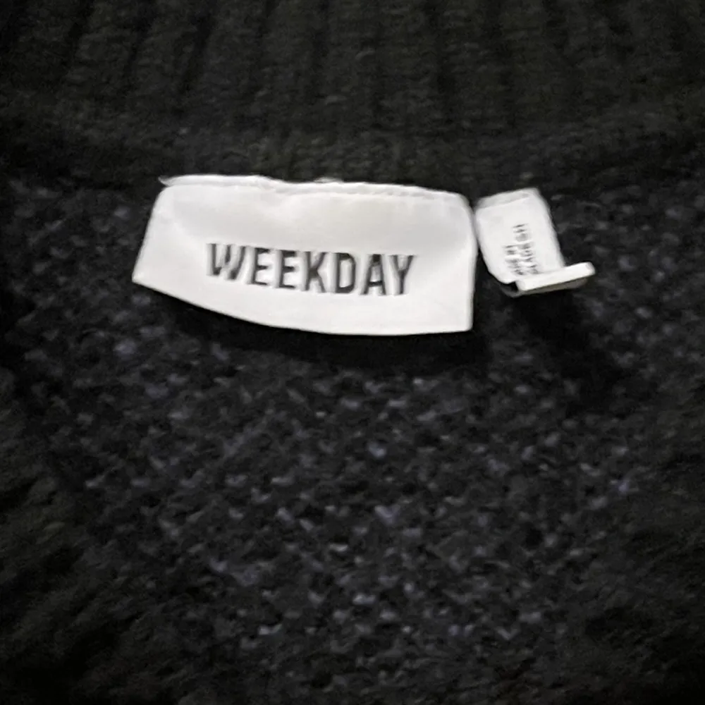 Säljer min stickade tröja från weekday. Väldigt bra skick få jag inte använt den så mycket!. Hoodies.