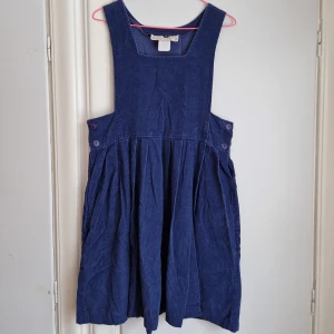 Vintage blå manchesterklänning  - Fantastiskt tjusig manchesterklänning i djup violett-blå färg. "Jeansfärg", med en lila touch. Viktage.  Passar M/L/40/42