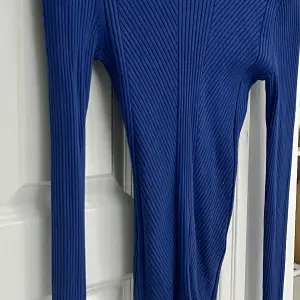 Fin blå tröja från H&M. Sitter väldigt fint på kroppen då den är figursydd!