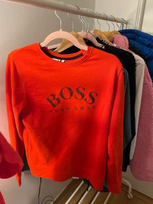 Säljer röd Hugo boss collage tröja  - Säljer röd hugo boss collage tröja för att det inte är min stil längre, använd några gånger och fint skick!💗