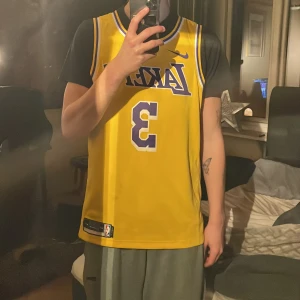 NBA linne - Säljer nu min NBA tröja, äkta NBA linne med Davies på ryggen, knappt använd och köpt för 1500kr  Kvittot är tyvärr borttappat och säljer därför den till ett billigare pris Hör av er vid intresse!