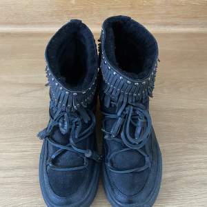 Superfina inuikii skor som nästan aldrig är andvända! Nypris ca 3000kr, pris kan diskuteras 
