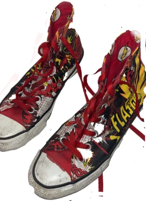 Converse - föash converse bra skick pruta om du vill. Kan posta med helst mötas. Du betalar för postens slarv. 