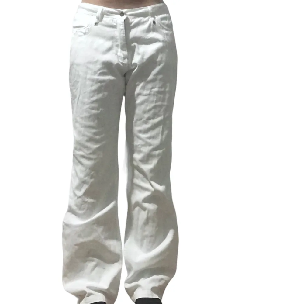 Vita baggy jeans med mycket kristall dekaler på bakfickorna lch även på framfickorna, man kan få fler bilder! . Jeans & Byxor.