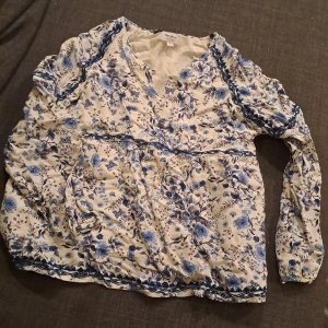 Fin blommug blus - Riktigt fin blus. Sparsamt använd. 