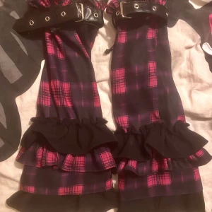 Harajuku pleated pink leg warmers - SÄLJES FORTFARANDE! Prydlig accessoar som ger en stilig touch och värmer benen! Kan användas året runt och har justerings band. Original pris: 450kr. Produkt från den original webbsidan säljes ej längre. 💗 Fråga gärna för flera bilder/ om du har några funderingar! :)