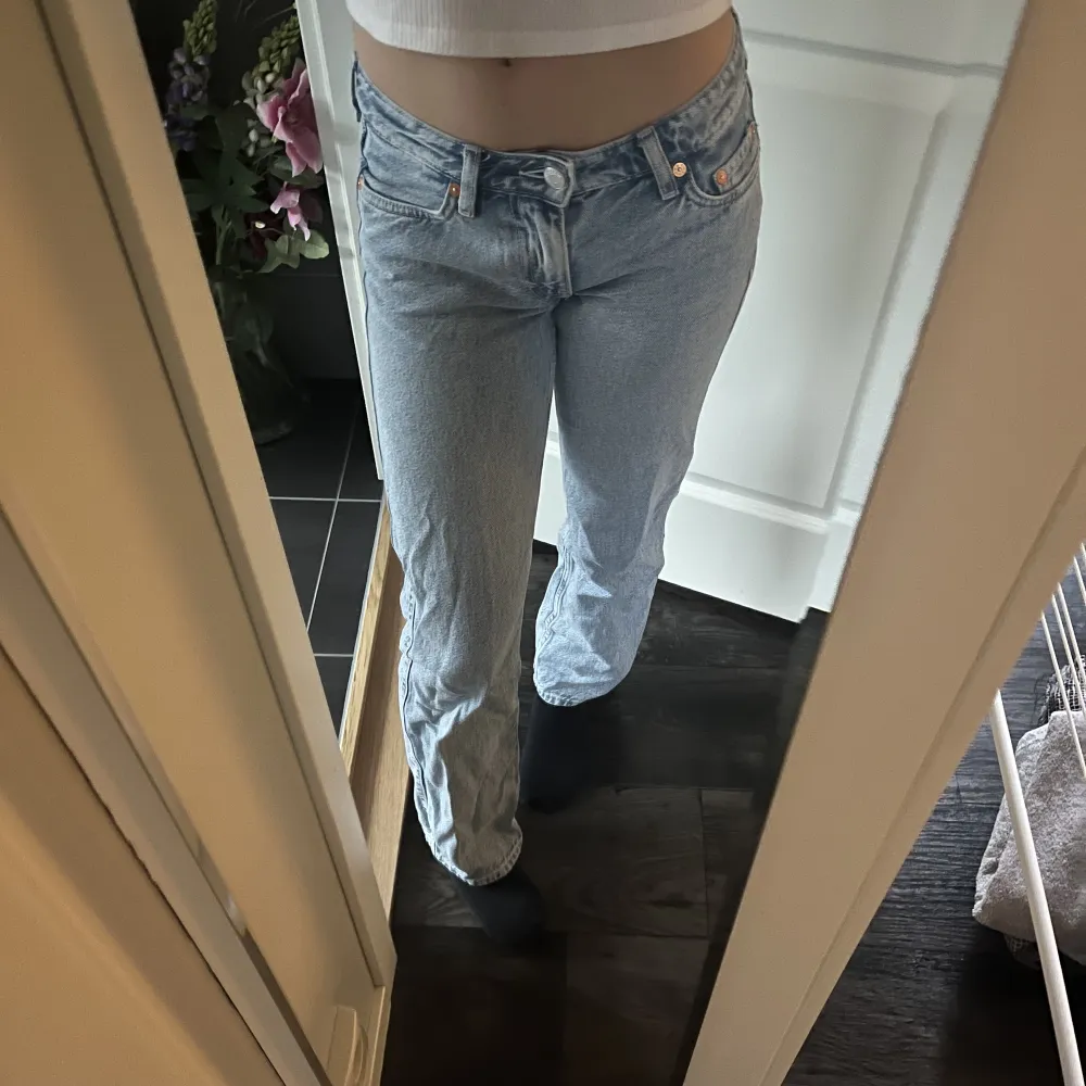 Supersnygga jeans från weekday i modellen arrow low! Sitter verkligen jättebra! Är i bra skick! Sitter bra på mig som är 168 cm!❤️ Nypris 599 kr!. Jeans & Byxor.