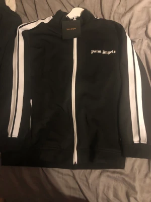 Palm Angels Trackjacket - Säljer min Palm Angels nu då jag känner att den inte passar. Det är en XL men Palm angels är små i storlekarna så det passar L.