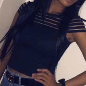 Off shoulder top - Off shoulder i bandage material och kjedja i ryggen 