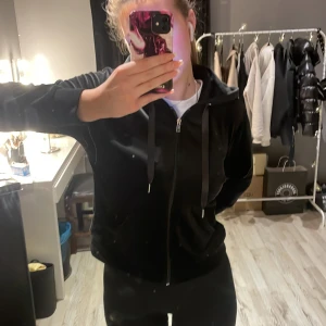 Kofta - Ginatricot kofta använd men inget man ser.  (Frakt ingår inte) 