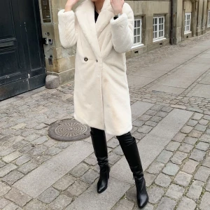 Mango pälsjacka  - Säljer denna! Fuskpäls 🤍