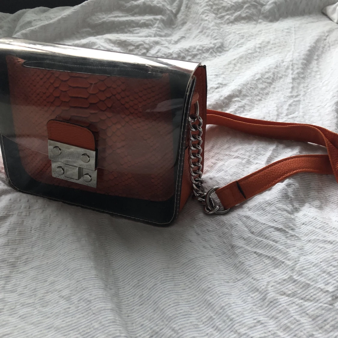 genomskinlig axelremsväska