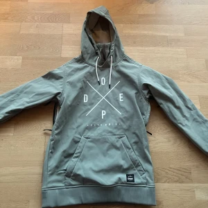 skidjacka Dope - Säljer min skidjacka från Dope. Använd en säsong. Är som nyskick och otroligt skön och bekväm. Den har dragkedjor på både sidorna som gör att den är enkel att få på/av. Nypris: 1599 jag säljer för 600+. Köparen står för frakten. Färg: ”pastellgrön”.