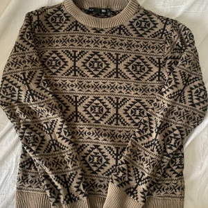 Stickat Tröja - Varm stickat tröja som passar perfekt för den här årstiden! Passar både tjejer och killar. Frakt 66 kr