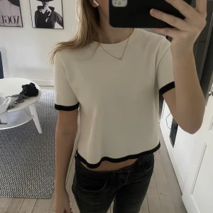 Zara tröja - Säljer denna superfina tröja från zara som inte säljs längre. Storlek S