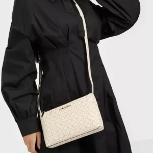 Calvin väska - Calvin Klein onesize väska. I färgen vit/ljus rosa. 