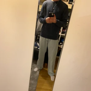 Grå/blå tröja i storlek S  - Plagget är i bra skick och har inte används speciellt mycket.