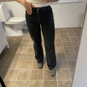 Svarta jeans - Jeans från stradivarius i stel 34. Köpare står för frakt 🤍