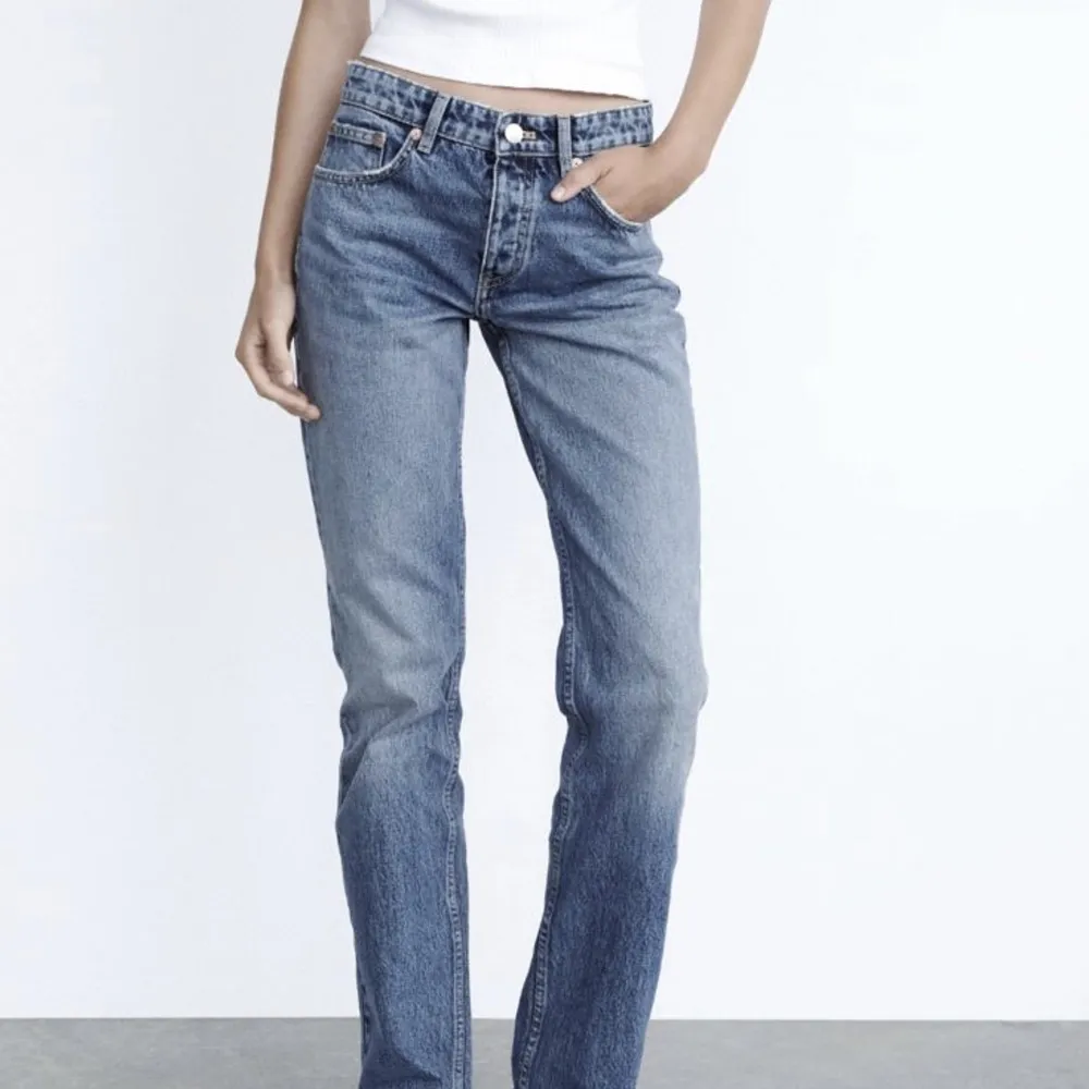 Säljer dessa mid rise jeans från zara då de inte kommer till användning längre💗 Priset kan diskuteras, köparen står för frakten💗. Jeans & Byxor.