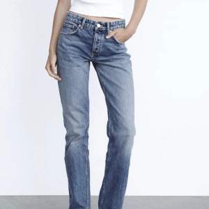 Säljer dessa mid rise jeans från zara då de inte kommer till användning längre💗 Priset kan diskuteras, köparen står för frakten💗