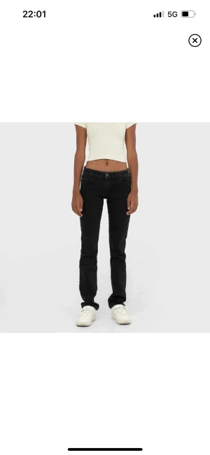 Stradivarius jeans svarta - Säljer dessa jättesnygga svarta stradivarius jeans i jättebra skick:) köparen står för frakten, kontakta ifall du har frågor