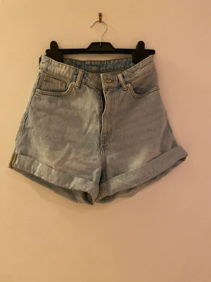 Mom-shorts - Jättesköna jeansshorts från Monki, sitter inte tight och är i jättefint skick 💕🕺