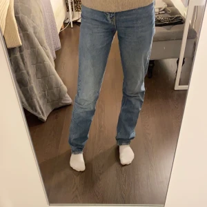 Blåa straight jeans -  Jättefina vanliga blåa straight jeans. De är använda max fem gånger alltså i väldigt fint skick och skulle säga att de är lite högre Mid rise men de sitter under navlen! Köpta för mellan fem och sexhundra