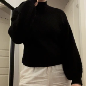 Svart stickad tröja - Svår att fota, men en basic svart tröja med något större ärmar :) saknar lapp men skulle säga S/M beroende på passform