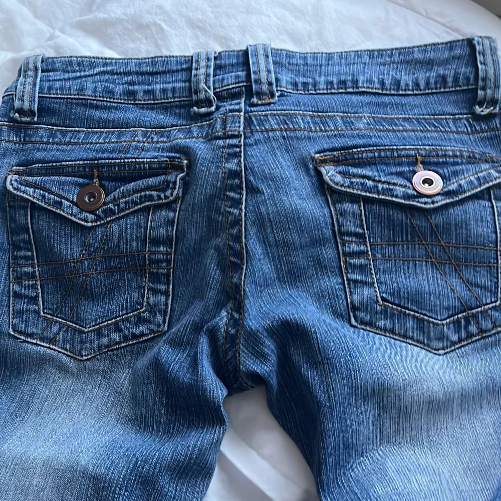 Superfina lågmidjade bootcut jeans med coola fickor!  Midjemått: 80 cm Innerbenslängd: 72 cm  Använd gärna köp nu!. Jeans & Byxor.