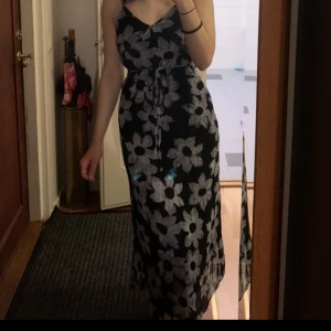 Långklänning  - Fin långklänning med band i bidjan för önskad passform. Inte använd så i väldigt fins skick. Perfelt till sommarkvällar!