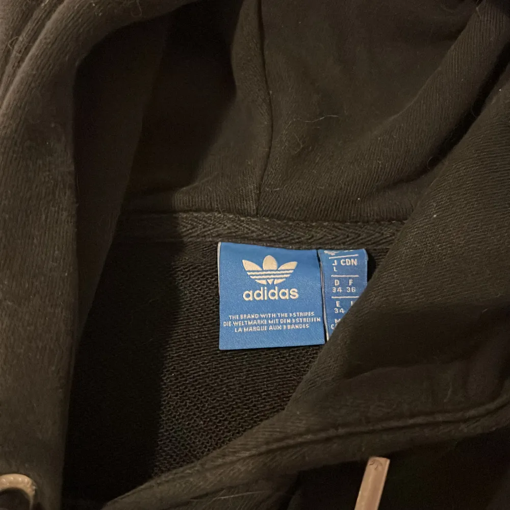 En svart adidas hoddie.  Djur finns i hemmet, köparen står för frakt. . Tröjor & Koftor.