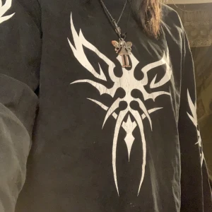 Mönstrig tröja - Fett cool långärmad tröja som tyvärr inte kommer t användning ;( Använd en del men ändå bra skick, köpt på plick🫶🏻