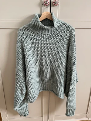 Stickad tröja från H&M  - Stickad tröja från hm i stl L 🤍 väldigt bra skick då jag knappt använt den ✨ Köparen står för frakt 🥰