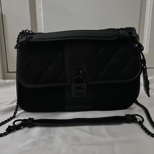 Svart axelremsväska - Rymlig axelremsväska som knappt är använd!