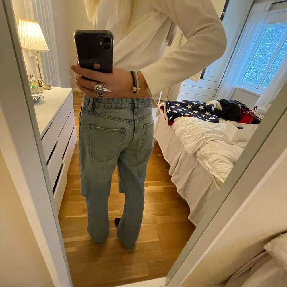 Snygga lowrise jeans från Zara! Toppenskick! Passar 165cm-175cm långa! (Kommer lägga upp mer plagg idag, så kolla in min profil!!)❤️❤️. Jeans & Byxor.