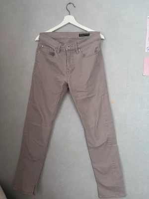 Gråa jeans med slits - Skit snygga straight jeans med slits! Jeansen är köpta secondhand men jag har gjort slitsen själv! Så fin färg! Det står ingen storlek men bra längd på mig som är 175cm och som vanligtvis när 34 i jeans. Skriv privat för bild på🫶🏼💋