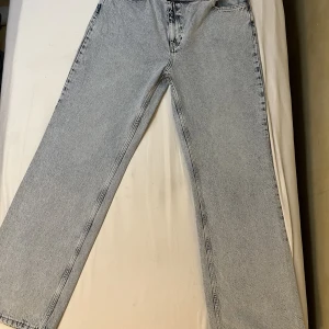 Blå Jeans - NA-KD: Storlek 42.  Betalade 600kr för dom.  Helt oanvänd. NYSKICK! 😊😊