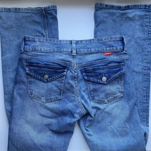 Populära hm jeans  - Jätte populära slutsålda flare low waist hm jeans, säljer endast till bra bud. Som nya. Sista bilden visar hur långa de är på mig som är 169. Frakt 66 kr (postnord, postpaket till ombud, spårbart) eller möts upp i centrala Stockholm 