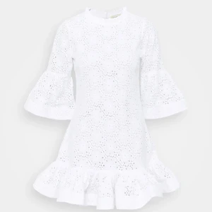 Lace & beads  - Söker denna klänningen från märket lace & beads!!! Heter esmeralda dress!! Betalar bra🫶🏻🫶🏻